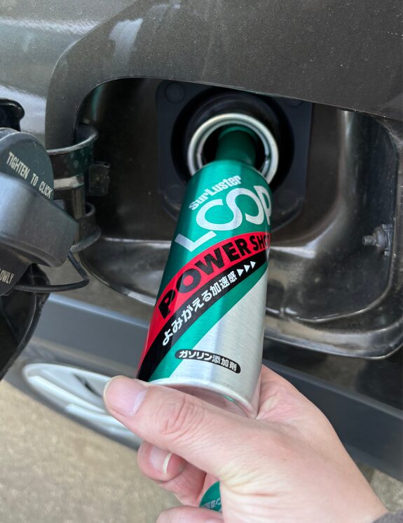 シュアラスターのLOOPをガソリン給油口から入れている画像