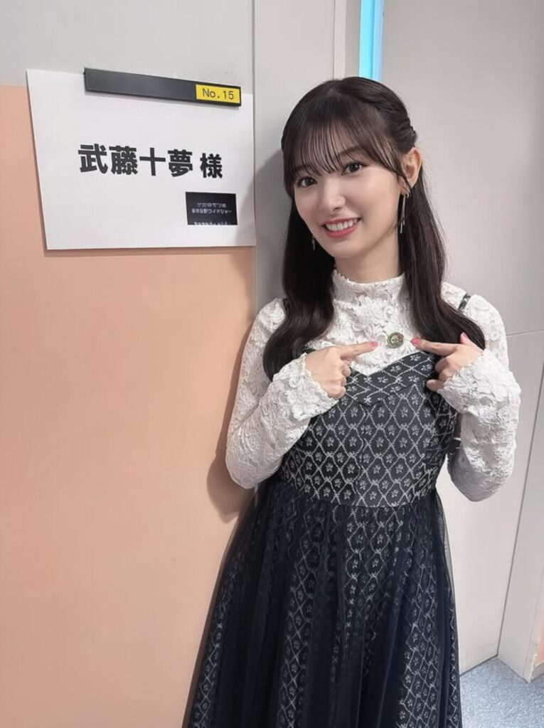 武藤十夢の写真。スタジオの楽屋までのネームプレート「武藤十夢様」の前で撮影された写真。