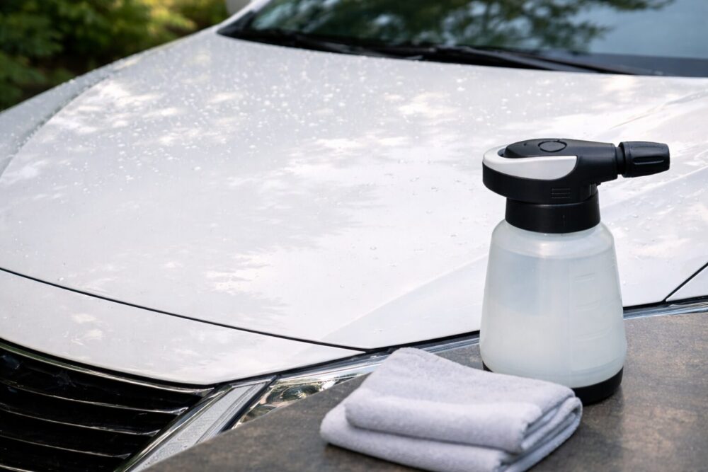 電動フォームガンで洗車後、艶と反射が整ったボンネットの完成イメージ