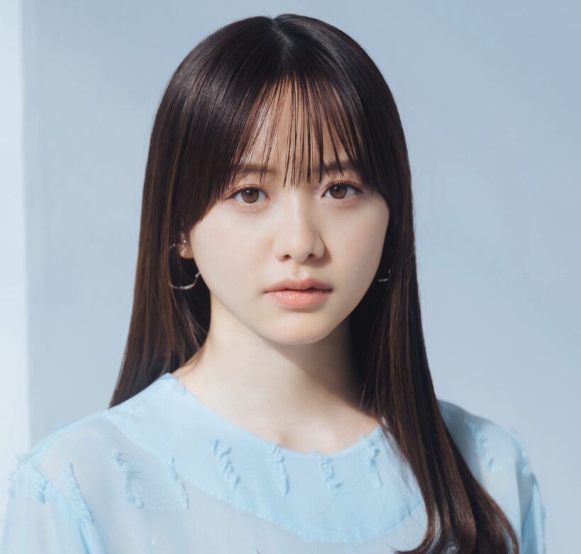 森香澄の画像。水色の服を着ている。