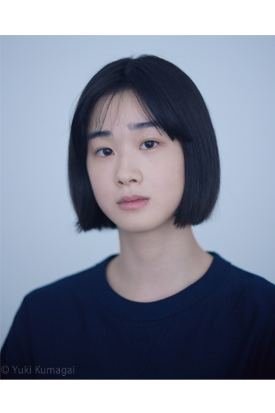 野内まるのプロフィール写真(黒髪ボブ、ネイビーのトップス、淡いグレー背景のポートレート)