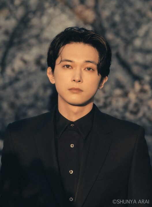 吉沢亮の公式プロフィール情報を整理するデスクイメージ