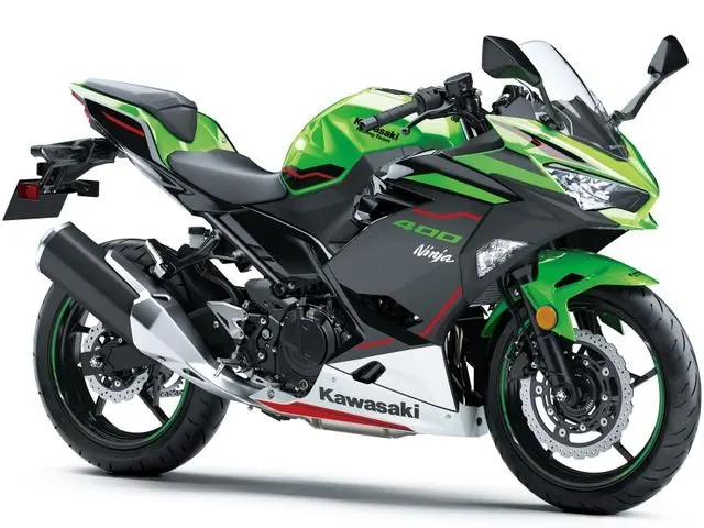 Kawasaki Ninja400 KRTエディション（グリーン×ブラック）の外観写真。堀田真由がドラマ『アンチヒーロー』で乗った車種。