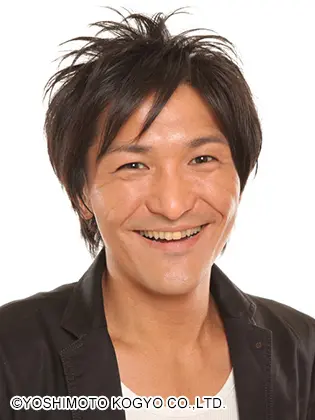 笑顔でカメラを見つめるお笑いコンビ「スリムクラブ」の真栄田賢さんのプロフィール写真 。