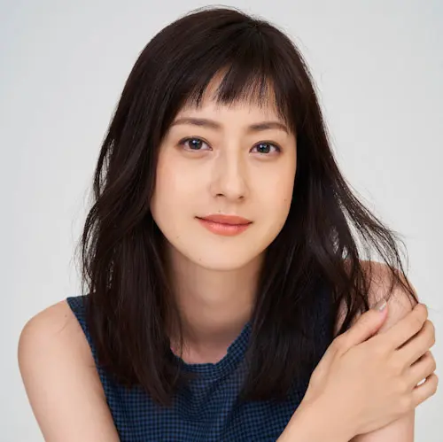 松本若菜の身長165cmと抜群のスタイルの秘密に迫るポートレート写真。42歳でも衰えない美ボディ維持法も完全解説。