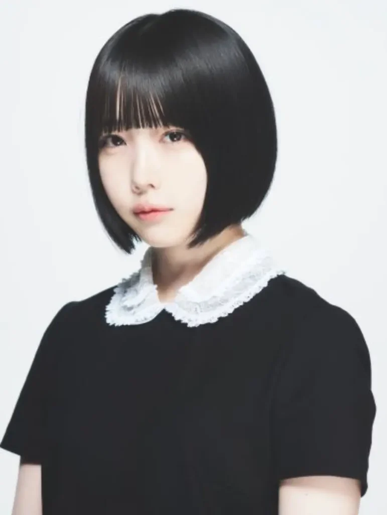黒髪ボブヘアで白い襟のついた黒いトップスを着用した、あのちゃん(ano)のプロフィール本人画像です 。宣材写真。