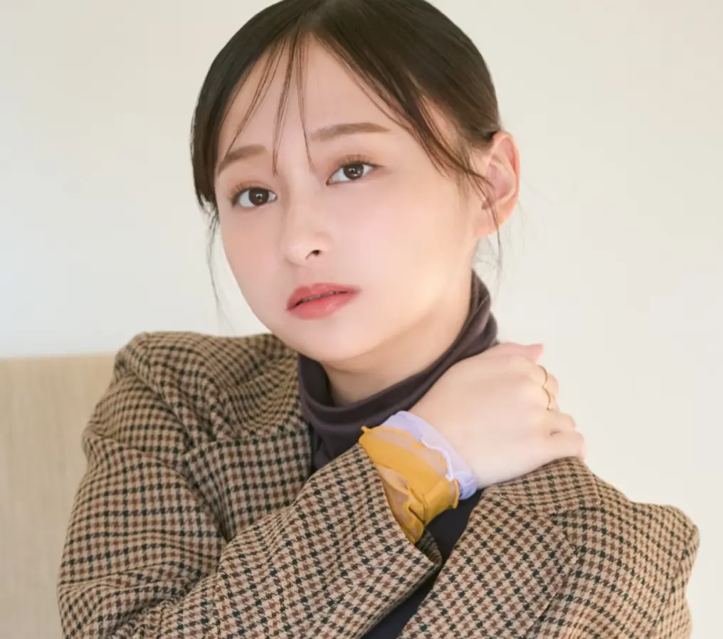 影山優佳 プロフィール写真:ブラウンのチェック柄ジャケットを着用し、自然な表情でカメラを見つめる影山優佳さん。