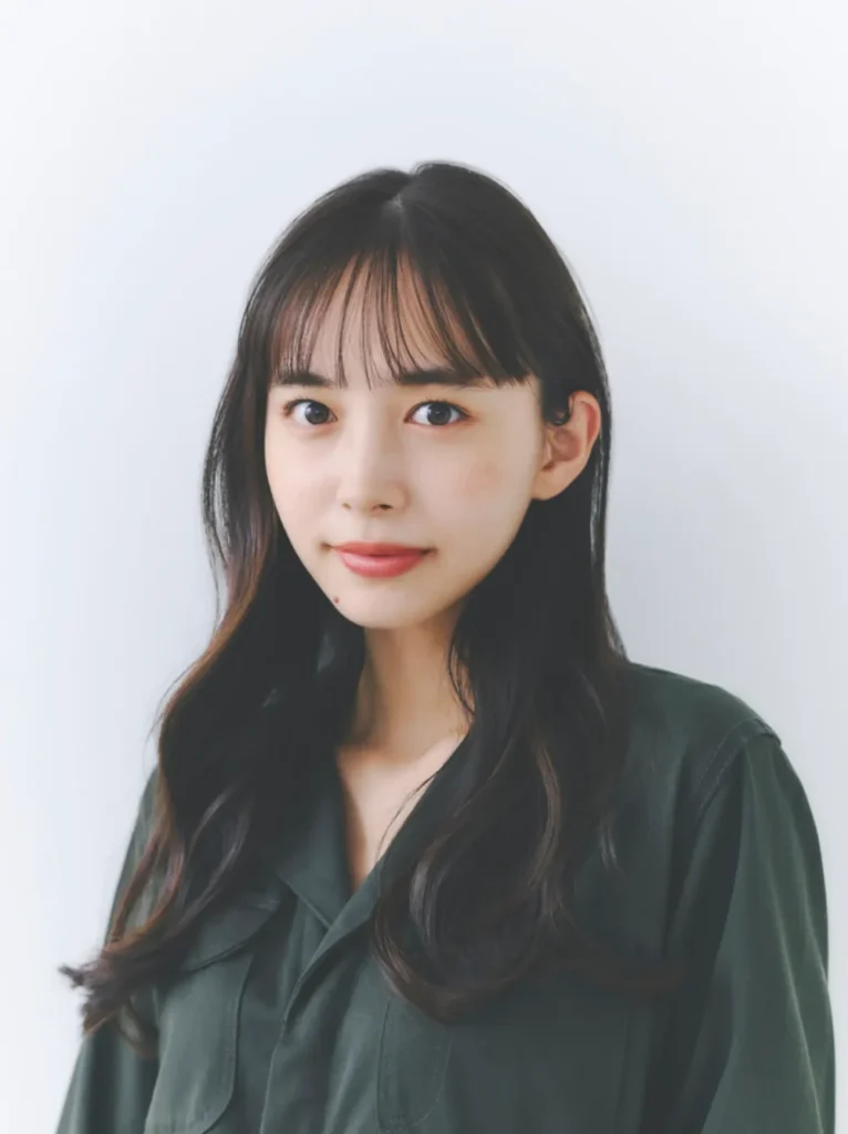 井桁弘恵さんの公式プロフィール画像。ダークグリーンの服を着て、微笑んでいるポートレート