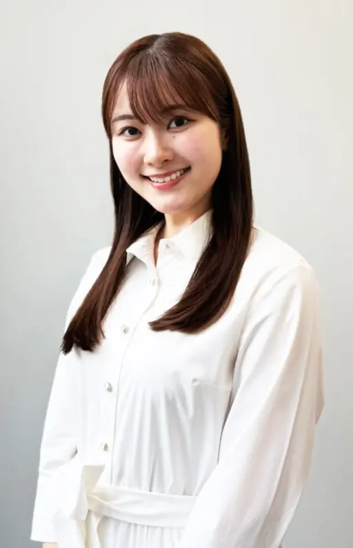 白いシャツを着て笑顔でカメラを見つめる増田沙織さんのプロフィール写真。背景はグレーの無地。