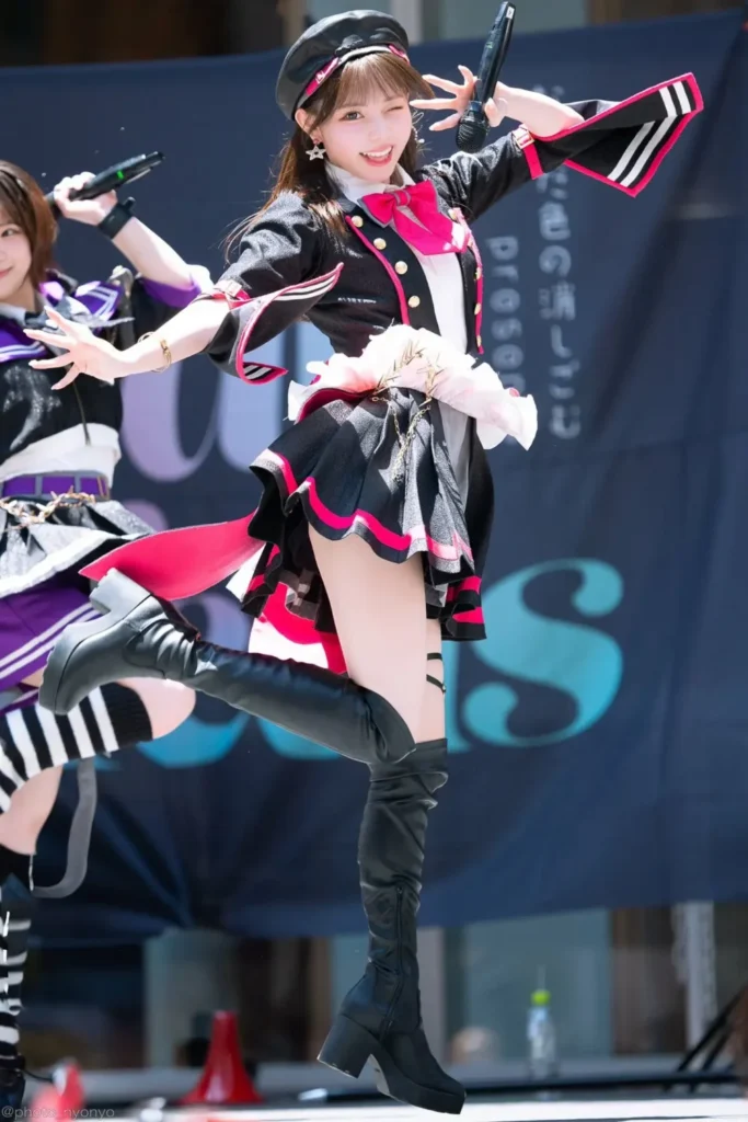 「令和の奇跡の一枚」と話題のアイドル、フルコースの中川心がライブステージで黒と赤の衣装を身にまとい、ダイナミックにパフォーマンスする写真