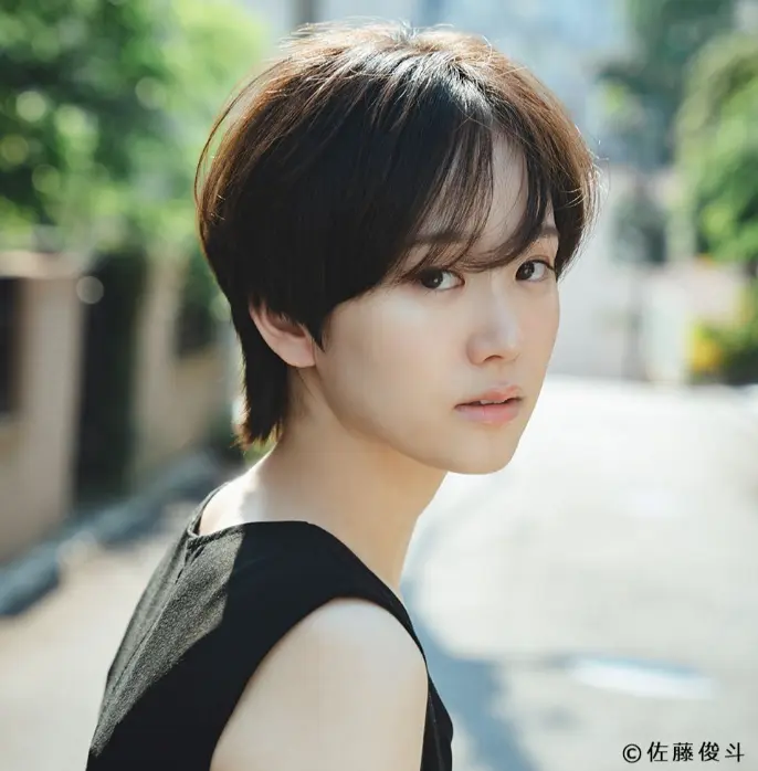 身長167cmの女優・尾碕真花さんの基本プロフィールをイメージした、手足の長いスタイリッシュな女性