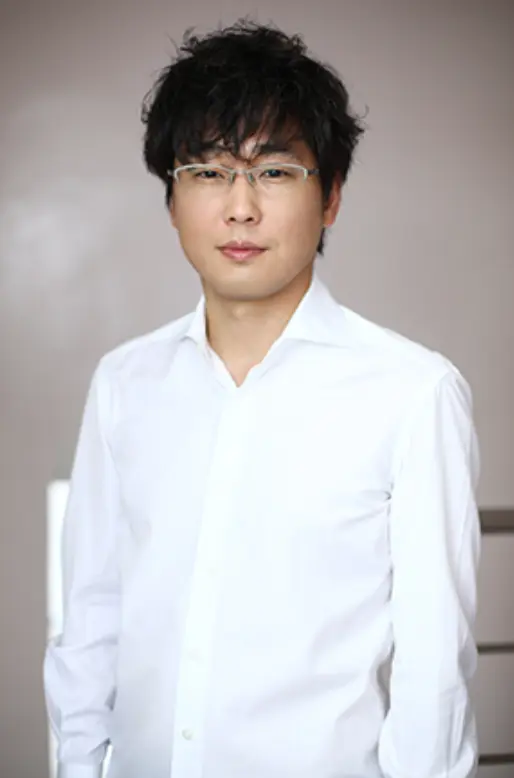 白いシャツを着て、メガネをかけた山崎樹範さんのプロフィール写真。柔らかく微笑んでいる。