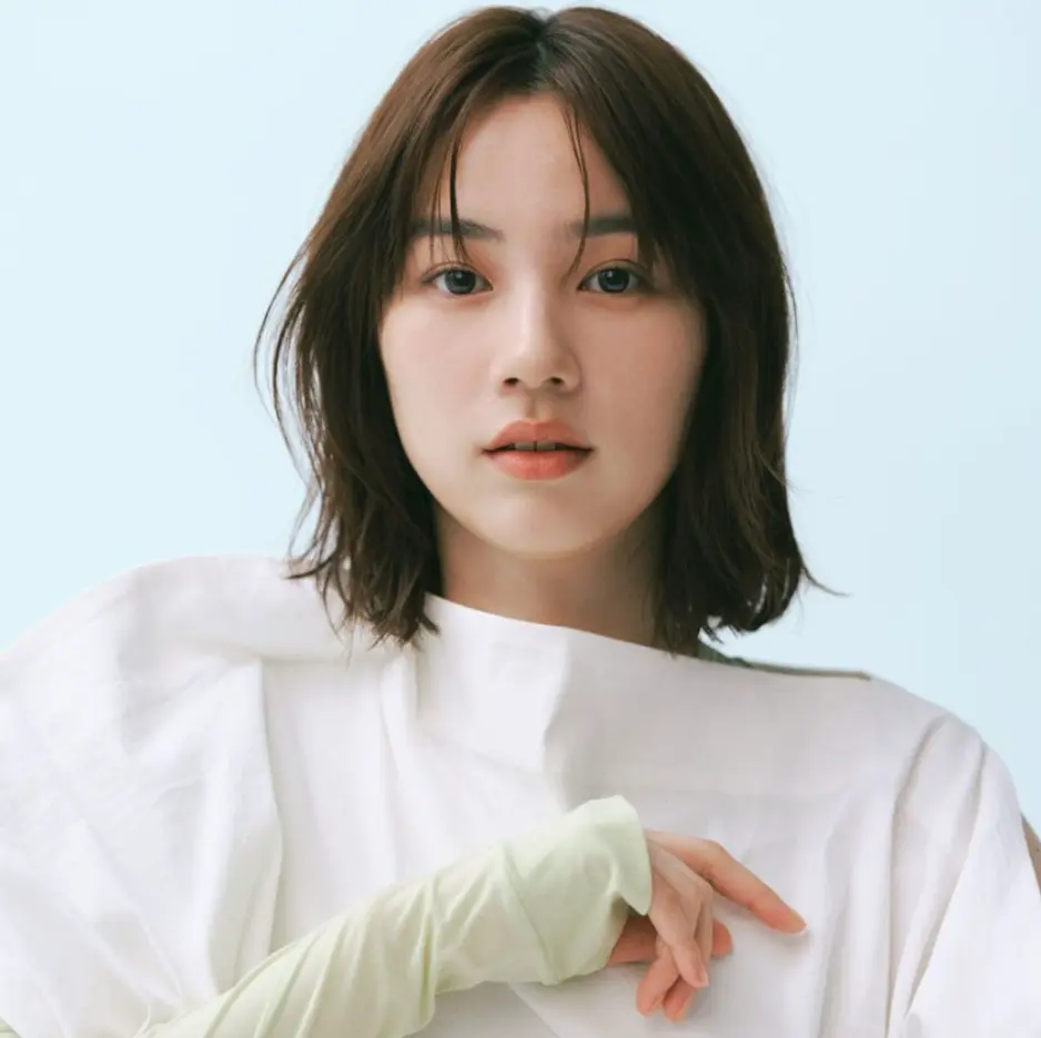 白い衣装を着たショートカットの女優・のんの人物紹介用ポートレート