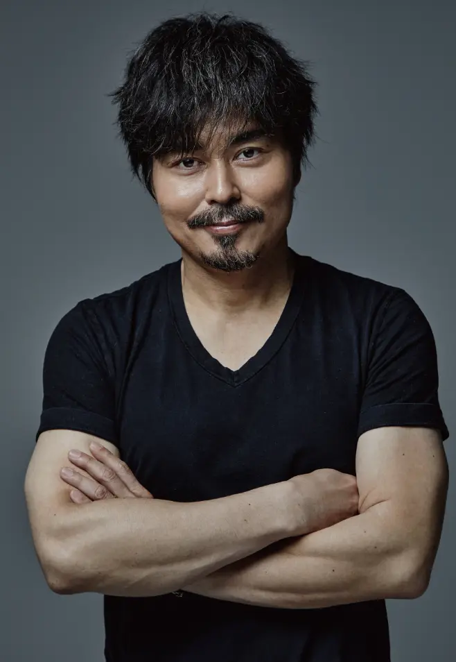 黒いシャツを着て腕を組み、精悍な髭を蓄えた俳優・小澤征悦のイメージを再現したクールな男性のプロフィールイラスト。