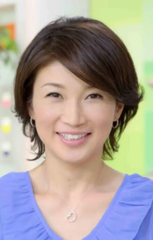 フリーアナウンサー青山祐子さんのプロフィール画像(ショートヘアで青い服を着て笑顔を見せる表情)