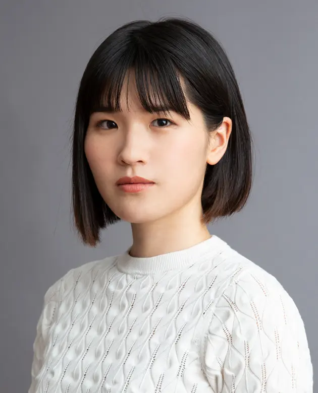 白いニットを着た女優・堺小春の人物紹介画像